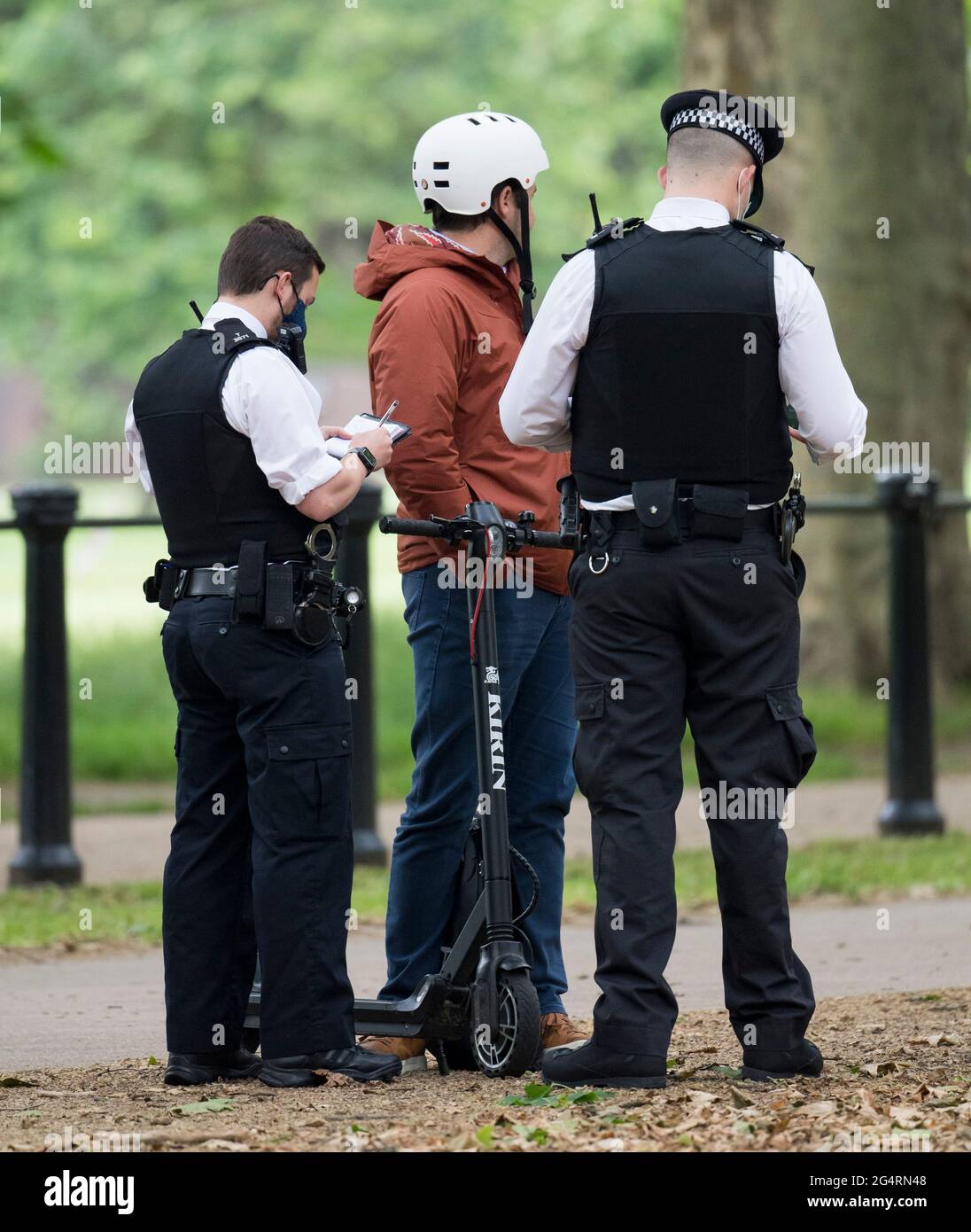 Londres, Royaume-Uni. 22 juin 2021. Les policiers s'arrêtent et questionner un homme en utilisant un scooter électrique sur une route publique près de Buckingham Palace à Westminster, Londres. L'utilisation de scooters électroniques privés reste illégale, sauf sur des terrains privés. Un certain nombre de programmes de location sont actuellement en cours de triage dans tout le Royaume-Uni. Crédit photo: Ben Cawthra/Sipa USA **NO UK SALES** crédit: SIPA USA/Alay Live News Banque D'Images