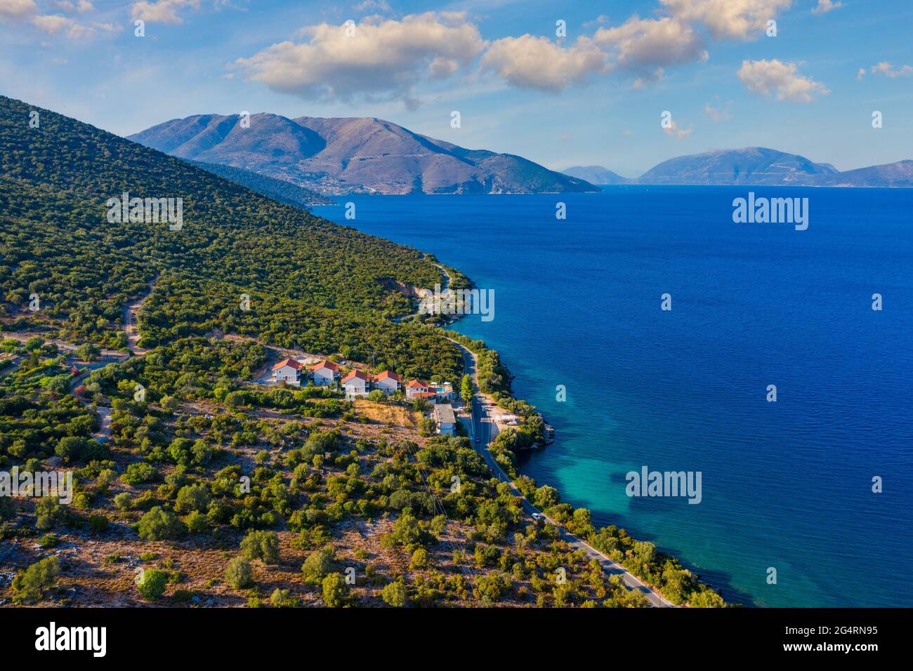 Vue aérienne de la ville de Karavomylos, célèbre pour la grotte du lac Melissani, Kefalonia, Grèce. Banque D'Images