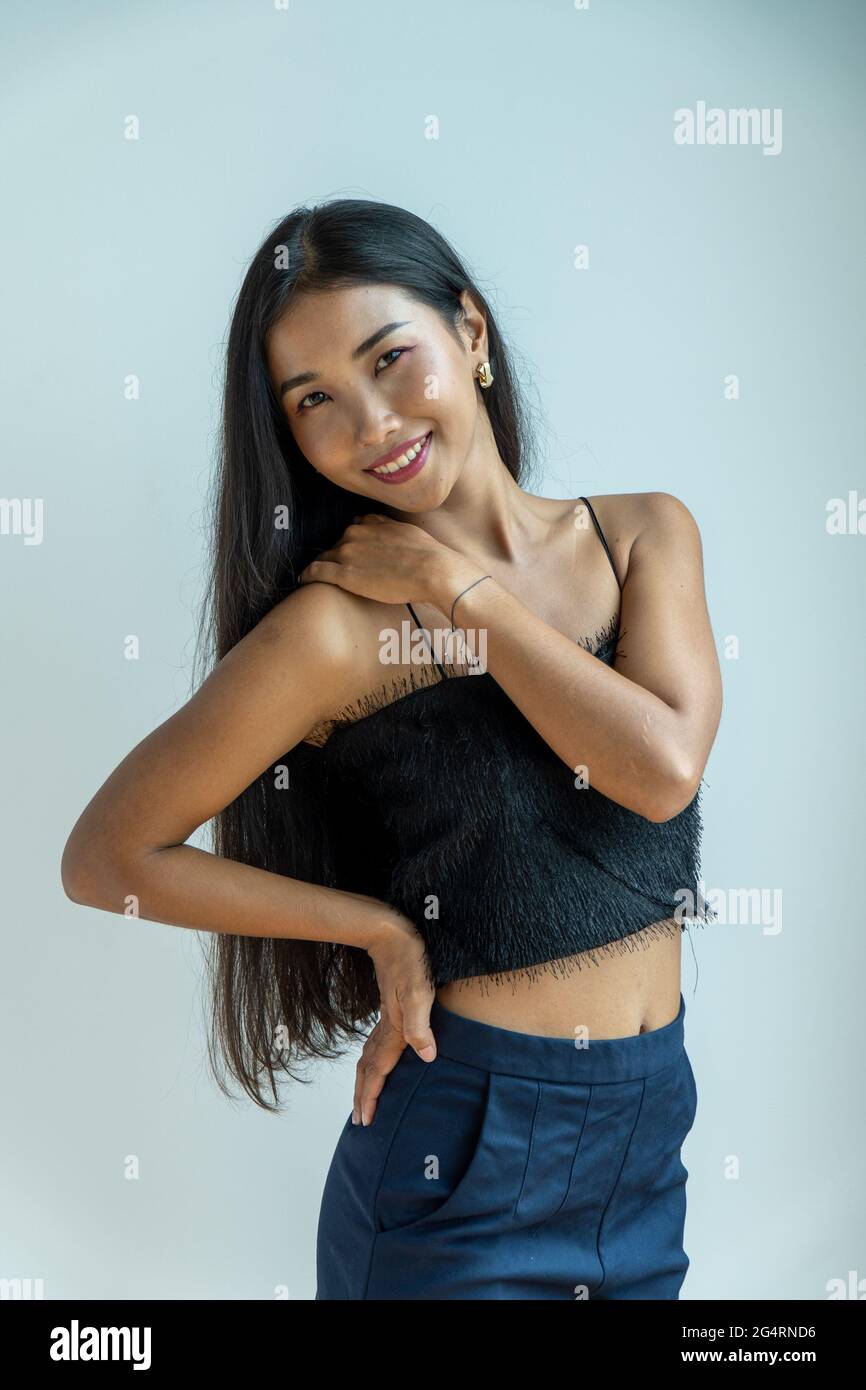 Cheveux longs asiatique fille avec grand sourire. Banque D'Images