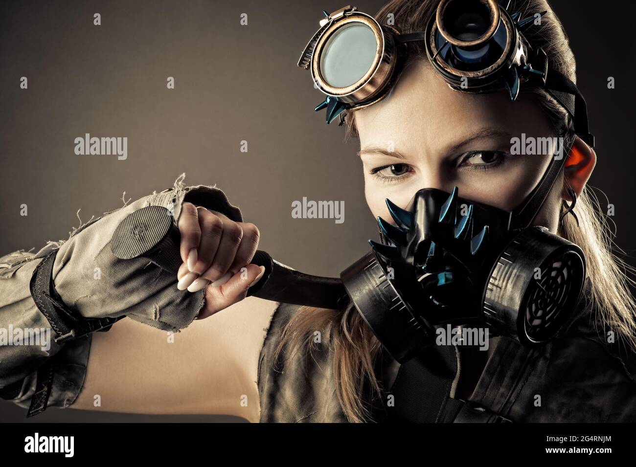 femme dans le masque de gaz steampunk avec kukri dans la main Photo Stock -  Alamy