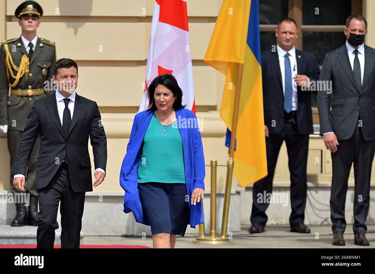 KIEV, UKRAINE - le 23 JUIN 2021 - Volodymyr Zelenskyy, président de l'Ukraine, et Salome Zurabishvili, président de la Géorgie, sont photographiés lors de la cérémonie officielle de la rencontre au Palais Mariinsky, à Kiev, capitale de l'Ukraine Banque D'Images