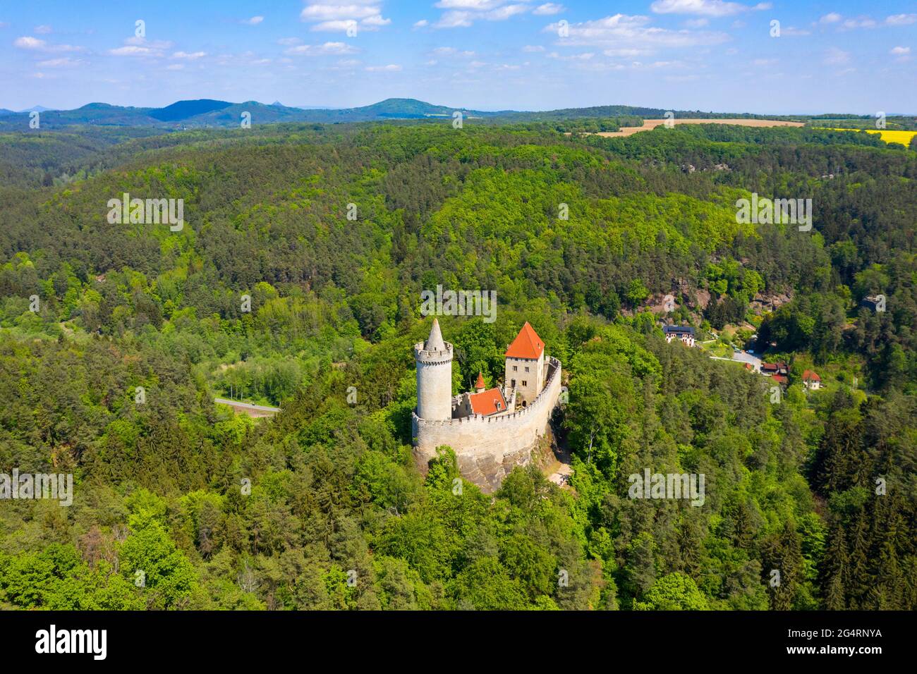 Vue aérienne du château médiéval de Kokorin à proximité de Prague en Tchéquie. Europe centrale. Château gothique médiéval Kokorin, Kokorinsko zone protégée du paysage i Banque D'Images