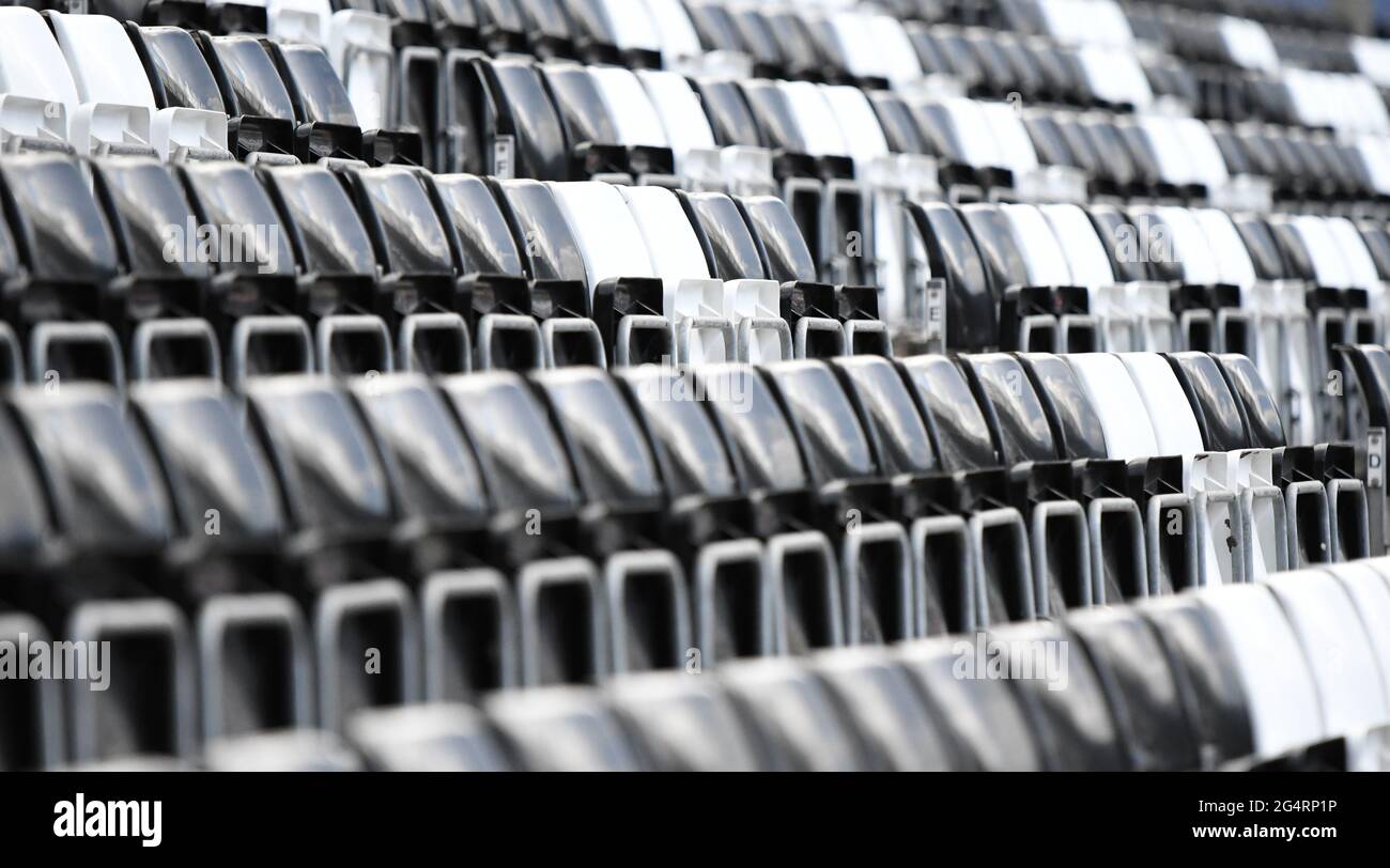 Rangées de sièges noirs et blancs au stade Swansea.com. Banque D'Images