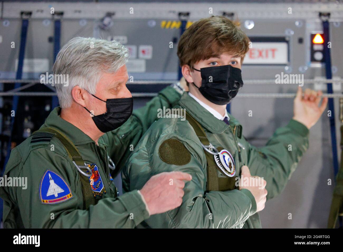 Le roi Philippe - Filip de Belgique se trouve à l'intérieur de l'Airbus A400M alors que l'arrière de l'avion est ouvert pour le saut en parachute pendant un vol, en partie Banque D'Images