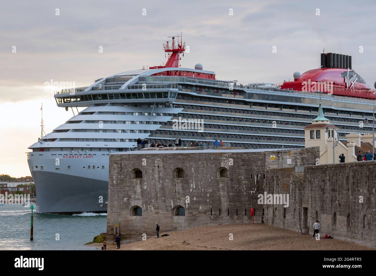 Portsmouth, Angleterre, Royaume-Uni. 2021. Le bateau de croisière Scarlet Lady quitte le port de Portsmouth alors qu'elle passe la tour ronde à l'entrée du port. Banque D'Images