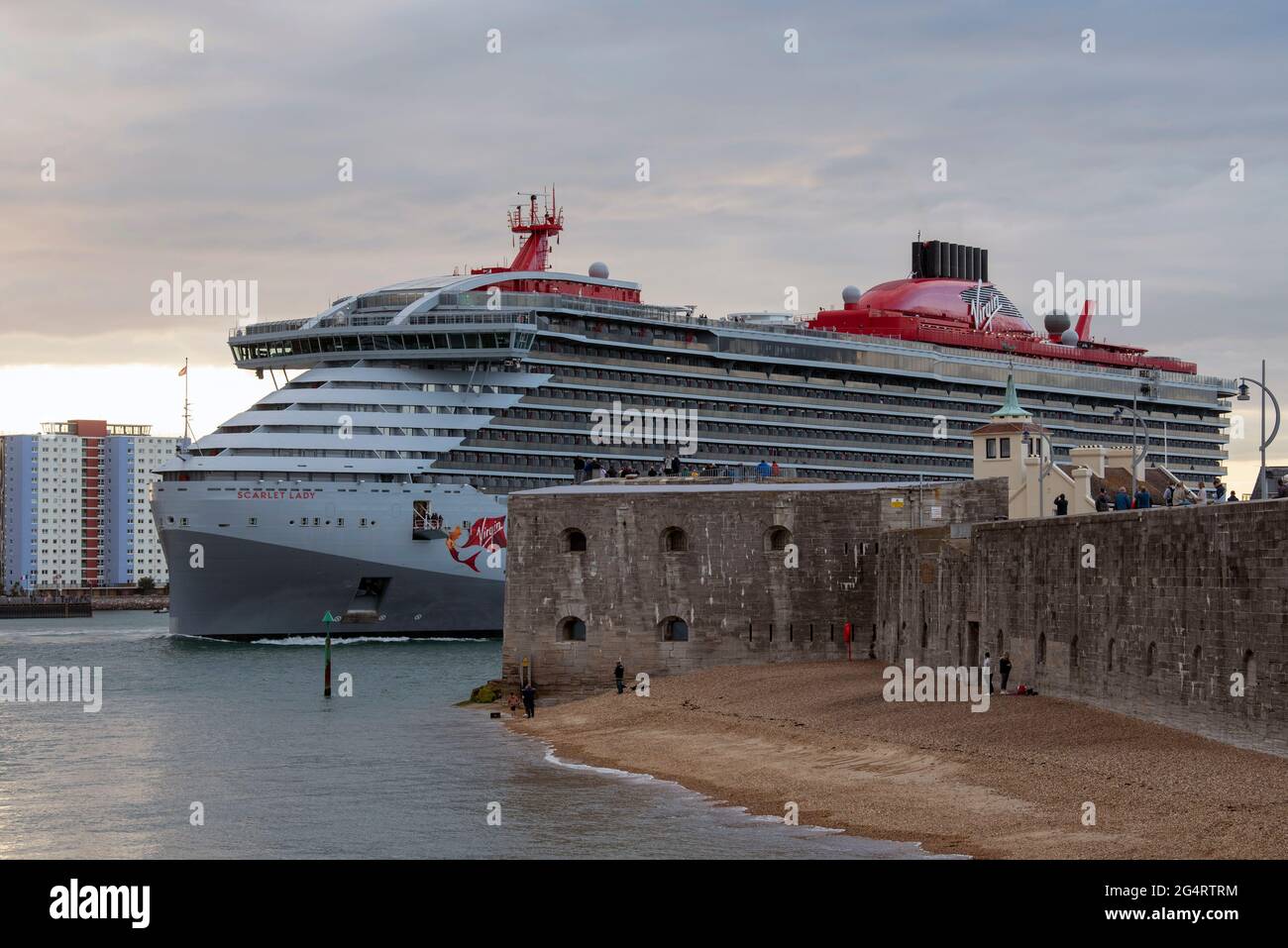 Portsmouth, Angleterre, Royaume-Uni. 2021. Le bateau de croisière Scarlet Lady quitte le port de Portsmouth alors qu'elle passe la tour ronde à l'entrée du port. Banque D'Images