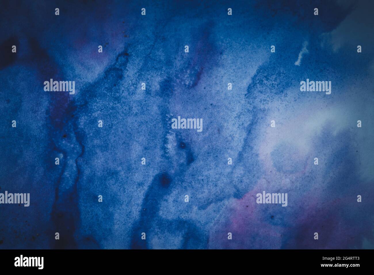 les taches d'encre se répandent sur le papier Banque D'Images