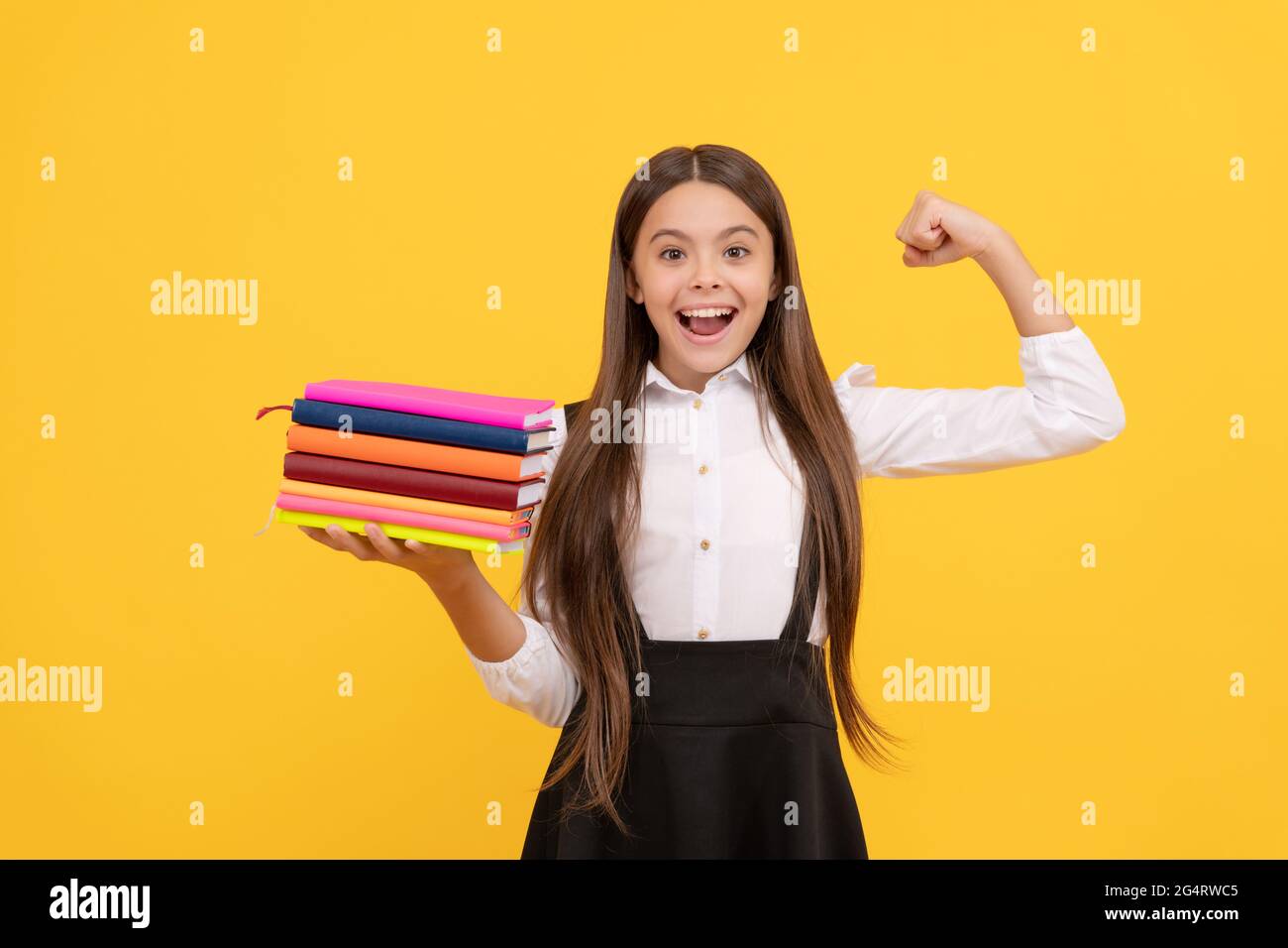 bonne fille de l'adolescence dans l'uniforme de l'école tenir pile de livre, bonheur Banque D'Images