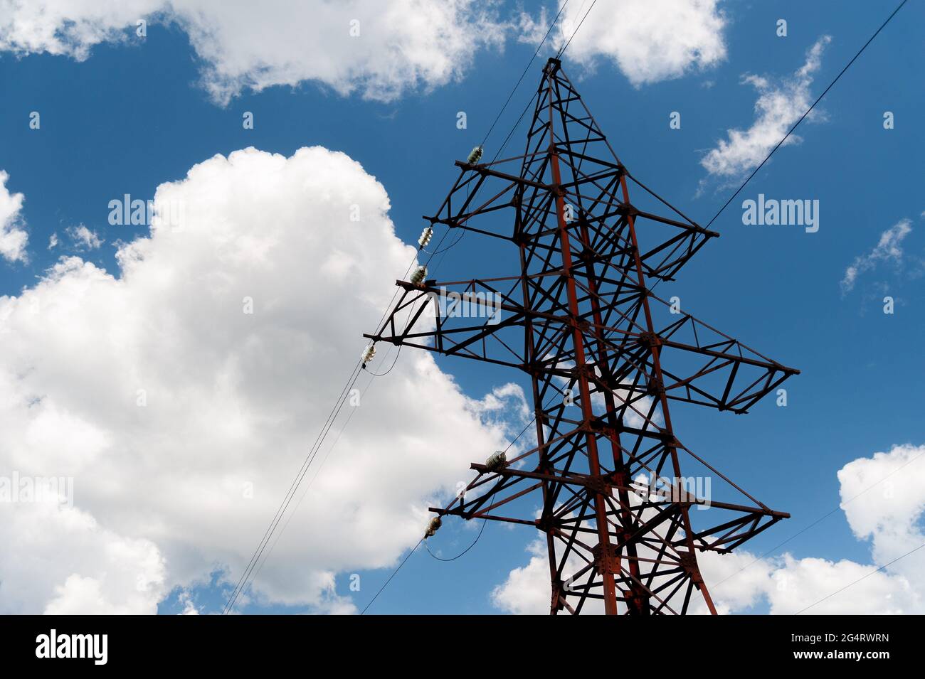 Vue sur les lignes électriques, les transmissions électriques dans l'ouest de l'Ukraine. Banque D'Images