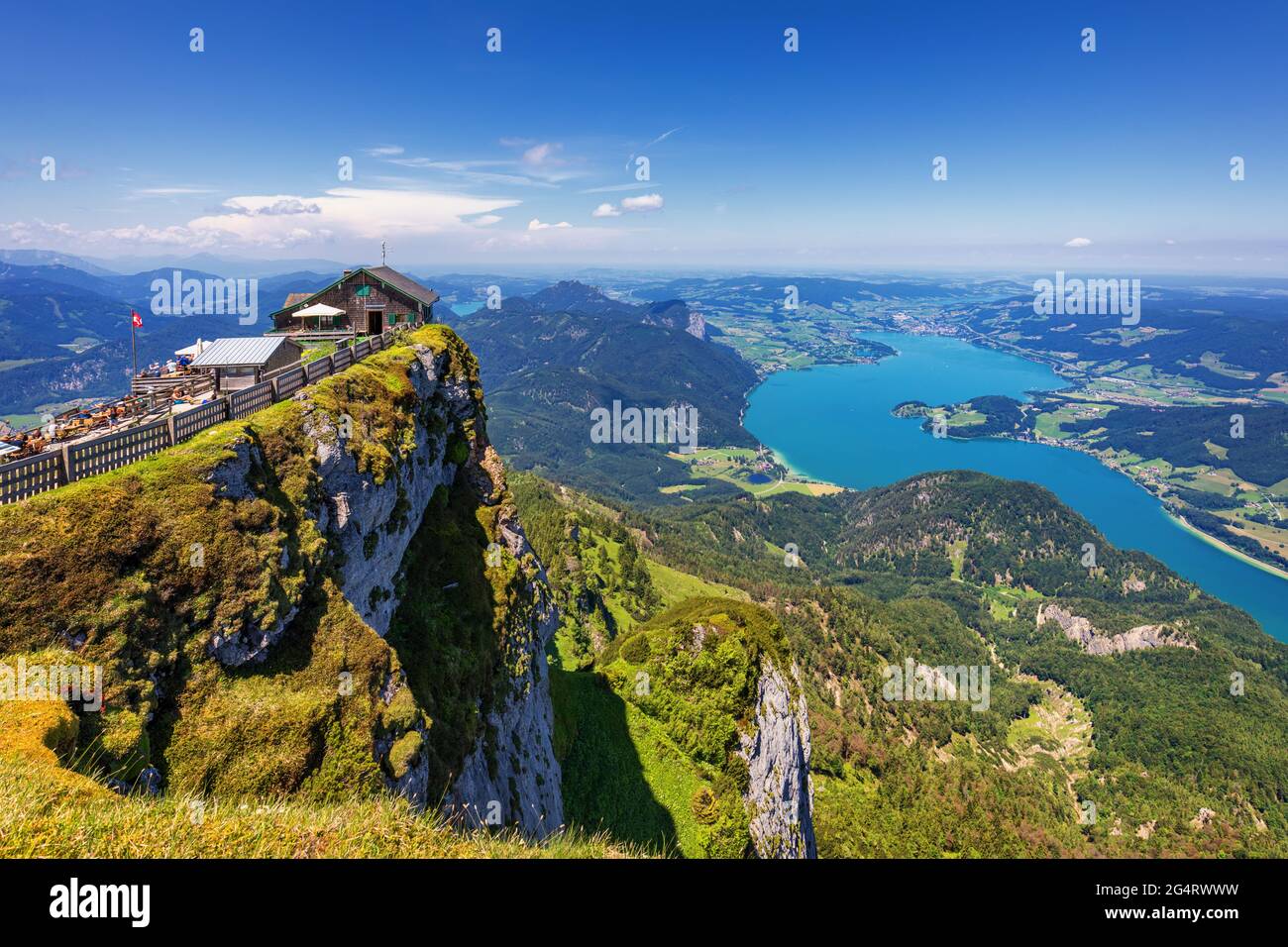Vue incroyable de Schafberg par St. Sankt Wolfgang im à Salzkammergut, Haus maison Schafbergspitze, lac Mondsee, Moonlake. Ciel bleu, montagnes des alpes. U Banque D'Images