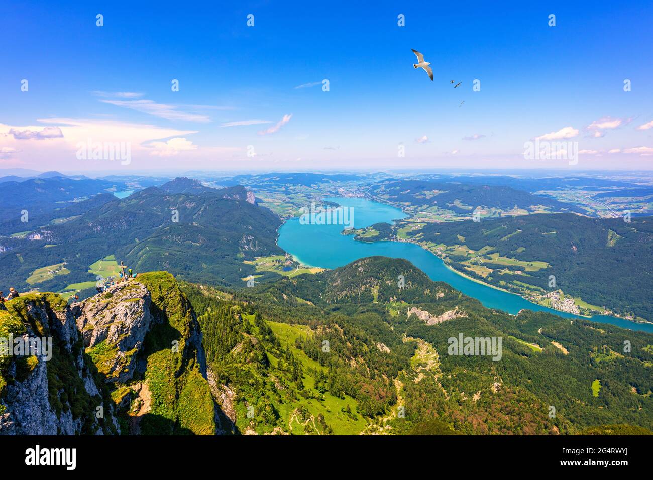 Vue incroyable de Schafberg par St. Sankt Wolfgang im à Salzkammergut, Haus maison Schafbergspitze, lac Mondsee, Moonlake. Ciel bleu, montagnes des alpes. U Banque D'Images