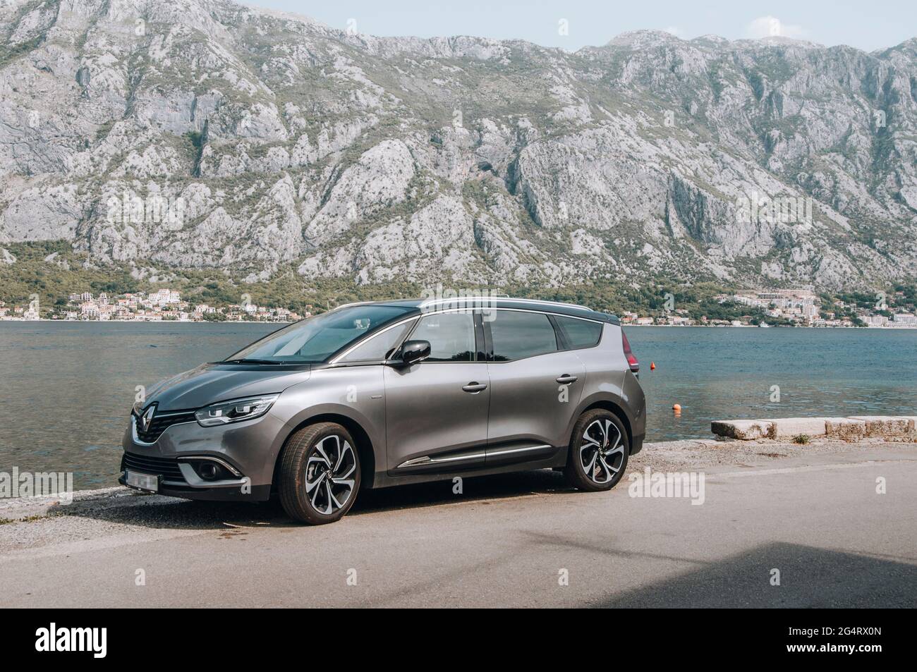 Stoliv Kotor, Monténégro 17 septembre 2018 : parking gris Renault Scenic IV  Grand. Éditorial Photo Stock - Alamy