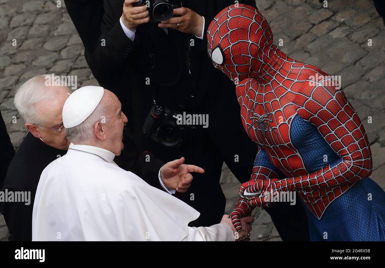 Vatican : le pape François serre la main de Spider-Man
