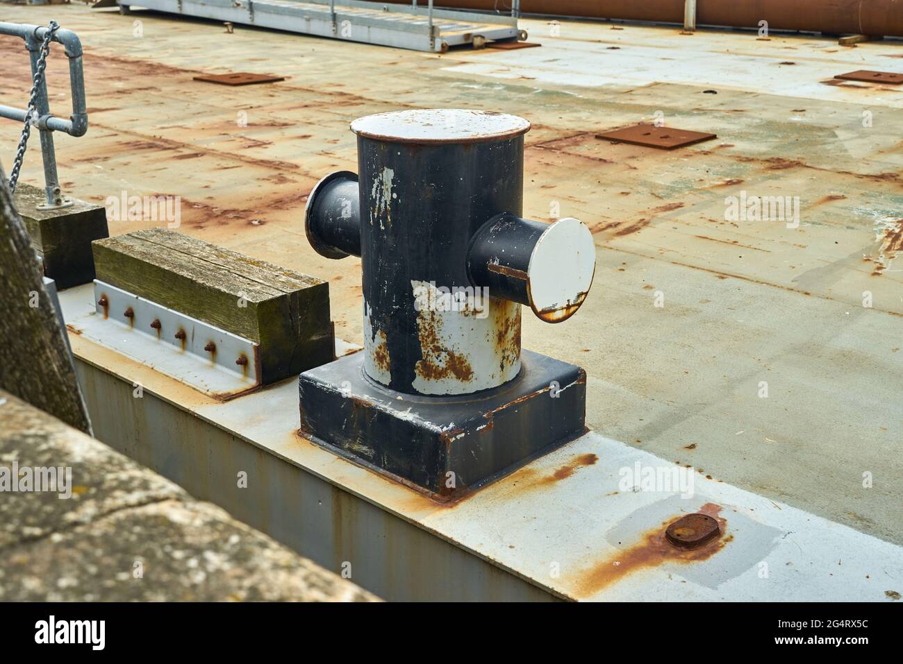 Vue latérale d'un bollard d'amarrage de croisforme montrant des signes d'usure des cordes Banque D'Images