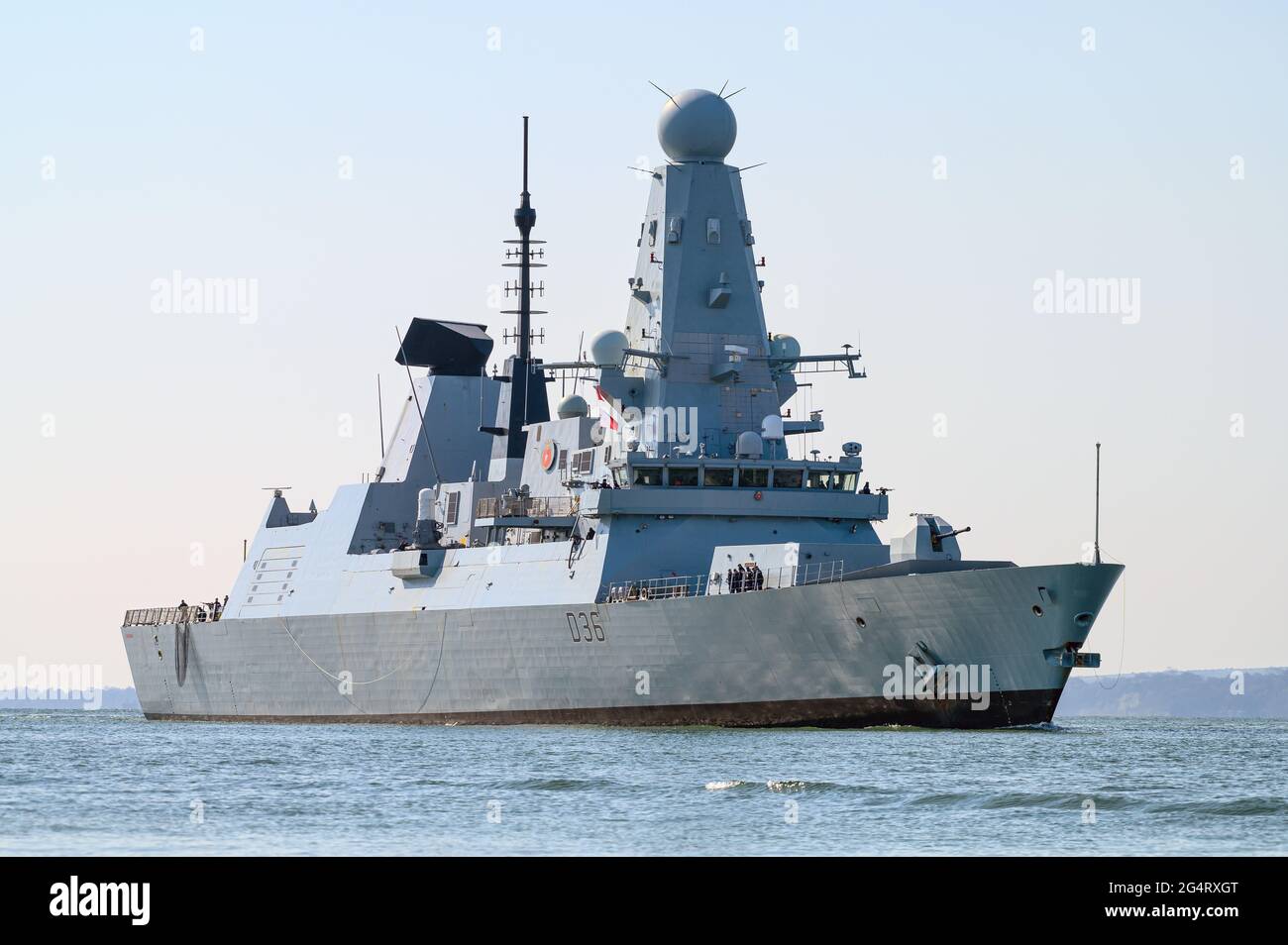 Le destroyer guidé de type 45 de la Marine royale HMS Defender (D36) arrive dans le port de Portsmouth - avril 2021 Banque D'Images