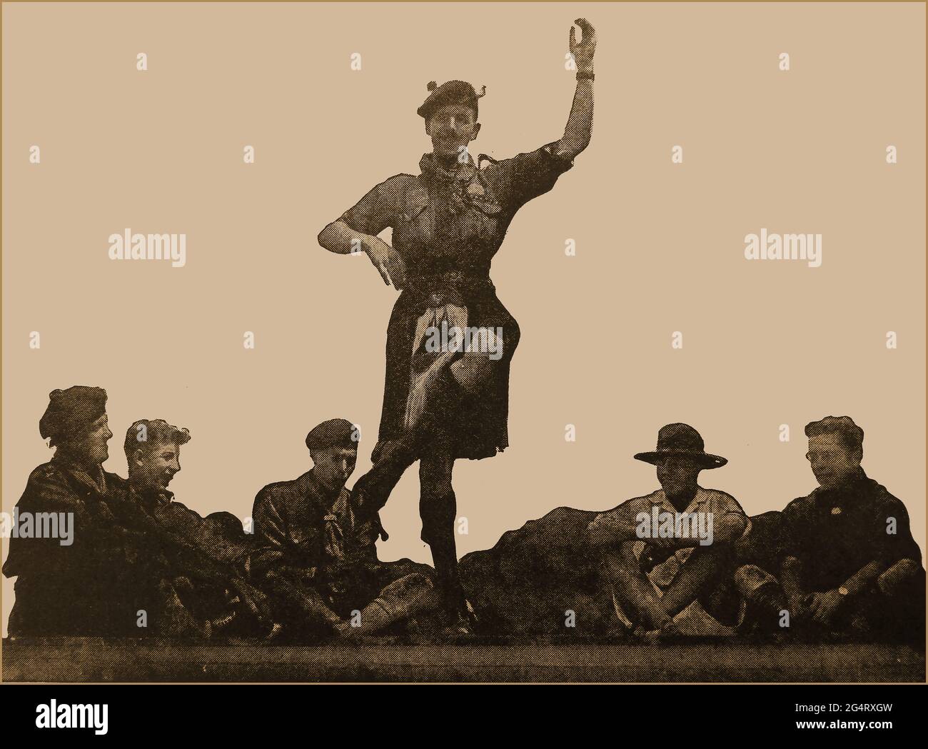 C1940 - UN scout écossais de Rover danse une Highland Fling pour des scouts internationaux à un jamboree (peut-être le 6ème Jamboree Scout mondial connu sous le nom de Jamboree de la paix) tenu à Moisson, France en août 1947 où le Président de la République française, Vincent Auriol, a assisté à un programme spécial, Y compris une danse écossaise en masse Banque D'Images