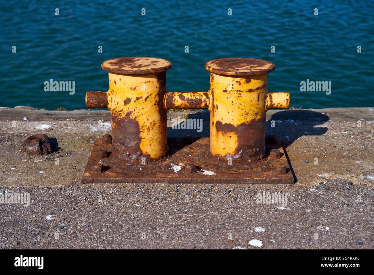 Un double bollard d'amarrage de bitt Banque D'Images