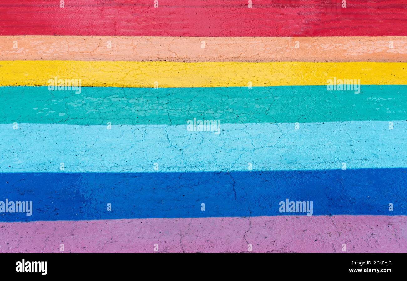 Arrière-plan arc-en-ciel peint sur le chemin de l'asphalte, espace de copie, toile de fond colorée, liberté et amitié, accent sélectif abstrait, la paix Banque D'Images