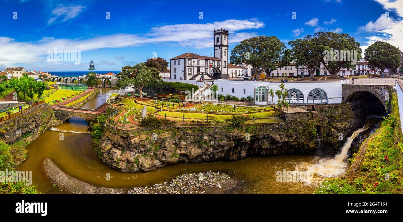 Vue panoramique sur la commune et la place centrale de Ribeira Grande, Sao Miguel, Açores, Portugal. Place centrale de Ribeira Grande, Sao MIG Banque D'Images