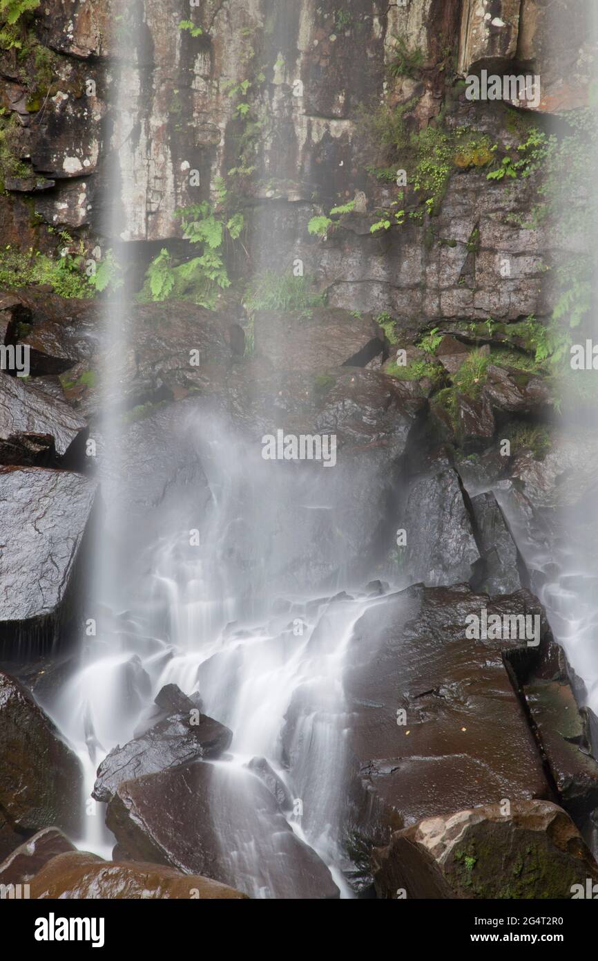 Melincourt Waterfalls, Neath, pays de Galles, pris avec une vitesse d'obturation lente pour montrer le mouvement de l'eau alors qu'il descend en cascade sur les rochers Banque D'Images
