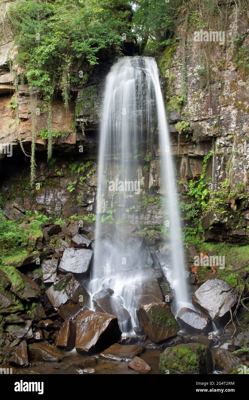 Melincourt Waterfalls, Neath, pays de Galles, pris avec une vitesse d'obturation lente pour montrer le mouvement de l'eau alors qu'il descend en cascade sur les rochers Banque D'Images