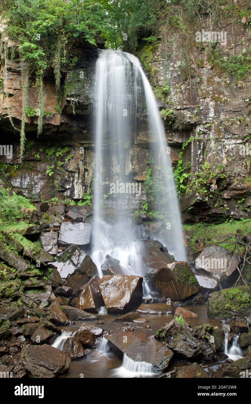 Melincourt Waterfalls, Neath, pays de Galles, pris avec une vitesse d'obturation lente pour montrer le mouvement de l'eau alors qu'il descend en cascade sur les rochers Banque D'Images
