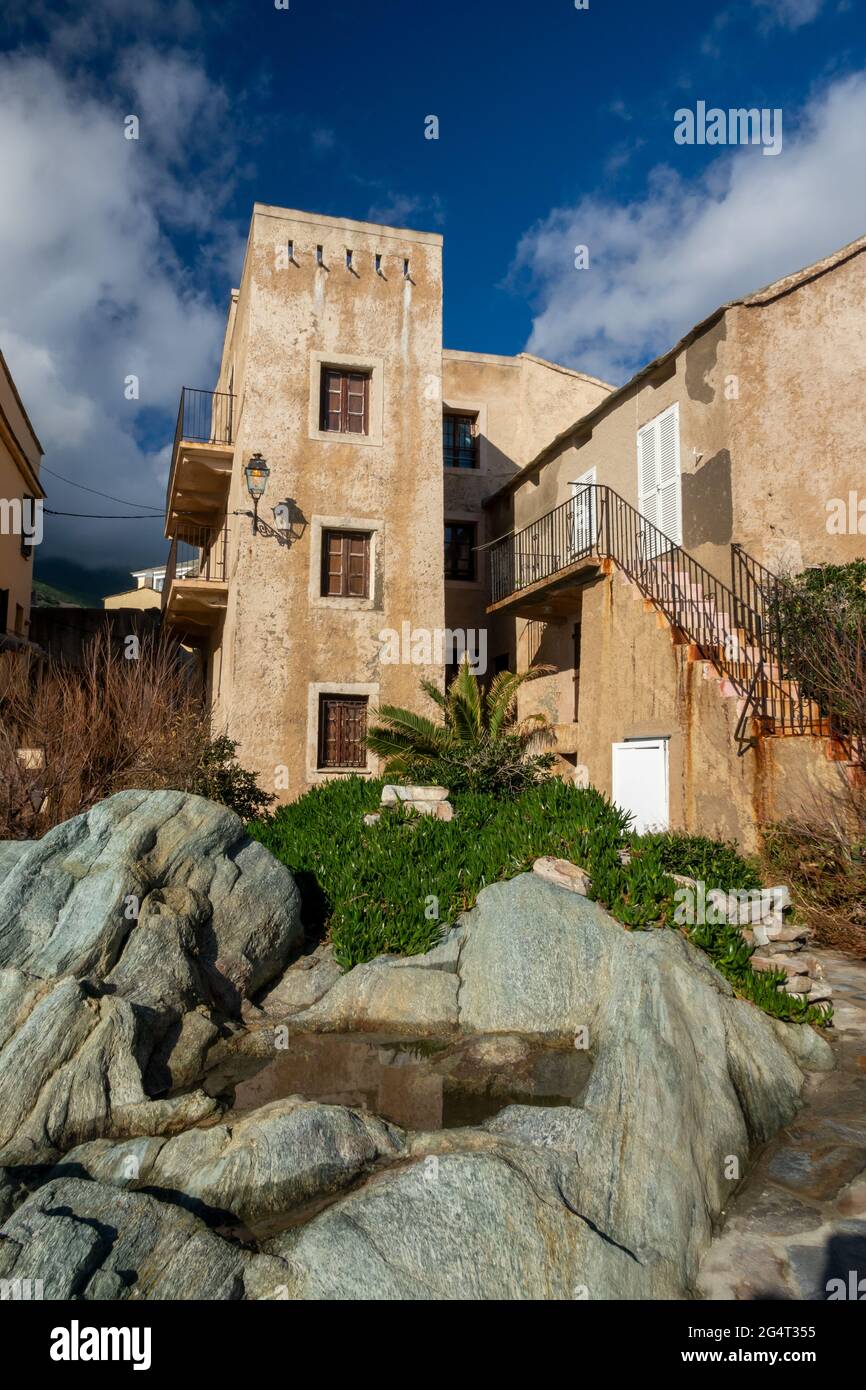 Maison dans le village d'Erbalunga, Cap Corse en Corse, France Banque D'Images