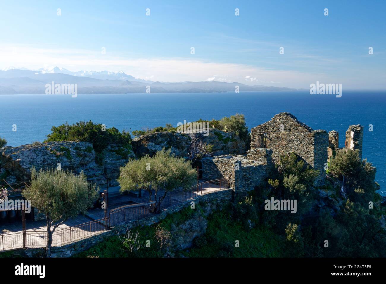 Ruines dans le village de Nonza avec le Monte Cinto en arrière-plan, Cap Corse en Corse, France Banque D'Images