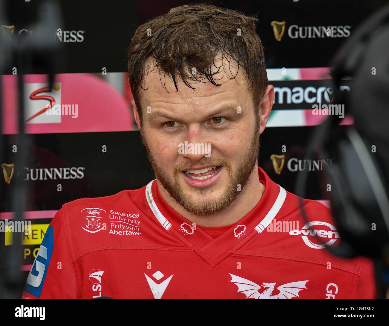 Llanelli, pays de Galles. 20 février 2021. Le capitaine de Scarlets Steff Hughes faisant une interview post-match après le match Guinness PRO14 entre Scarlets et Benetton au parc y Scarlets à Llanelli, pays de Galles, Royaume-Uni le 20 février 2021. Les stades sportifs du Royaume-Uni restent soumis à des restrictions strictes en raison de la pandémie du coronavirus, car les lois de distanciation sociale du gouvernement interdisent aux fans à l'intérieur des lieux, ce qui entraîne des matchs à huis clos. Crédit : Duncan Thomas/Majestic Media. Banque D'Images