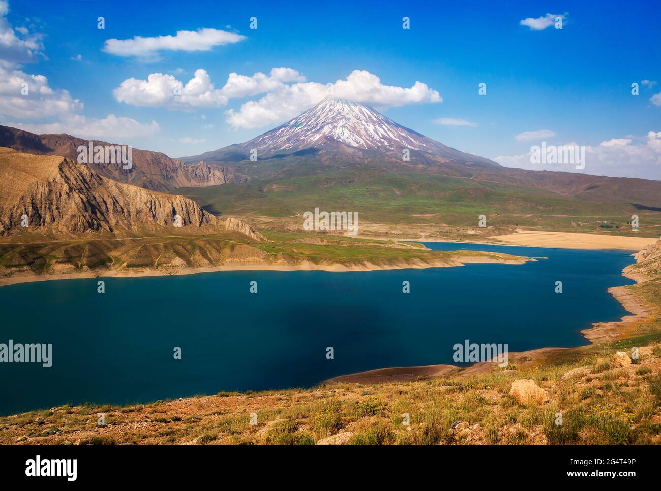 Mont Damavand, un volcan potentiellement actif est un stratovolcan qui est le plus haut sommet en Iran et le plus haut volcan en Asie. / Parc national de Lar. Banque D'Images