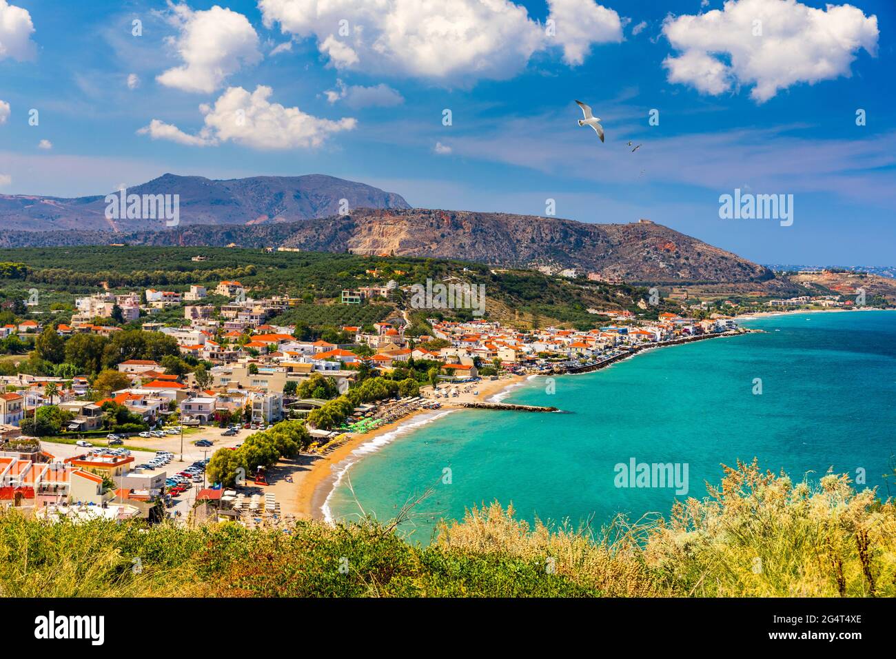 Vacances grecques, beau village Kalives avec mer turquoise dans l'île de Crète, Grèce. Avis de Kalyves Beach, Crète. Vol de mouettes sur la plage de Banque D'Images