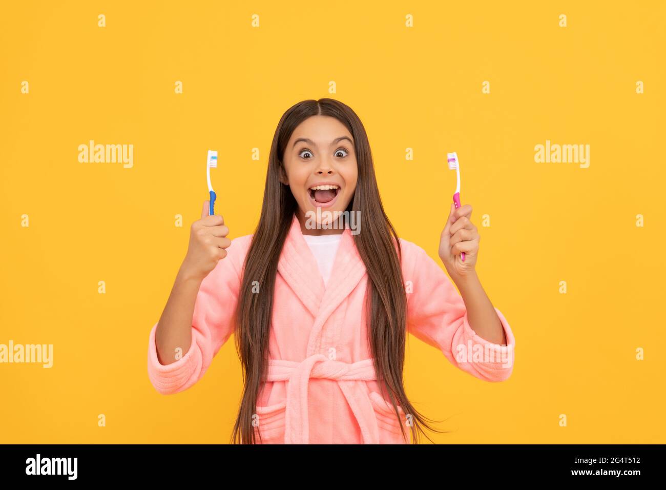 routine du matin. enfant porte une combinaison de nuit douce. enfant dans un vêtement de nuit confortable brosse les dents. Banque D'Images