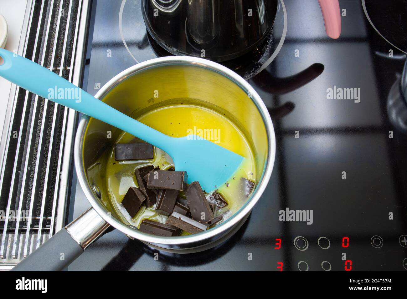 Faire fondre le beurre et le chocolat dans une casserole Photo Stock - Alamy