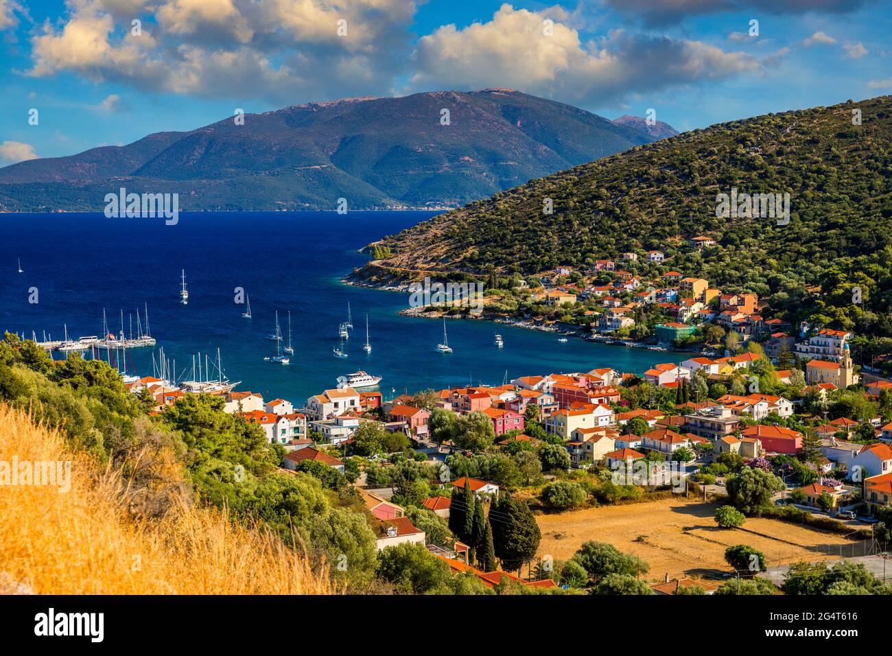 Village d'Agia Effimia sur l'île de Céphalonie ou de Kefalonia, Mer Ionienne, Grèce. Paysage urbain étonnant de la ville d'Agia Effimia, Kefalonia, Grèce. Banque D'Images