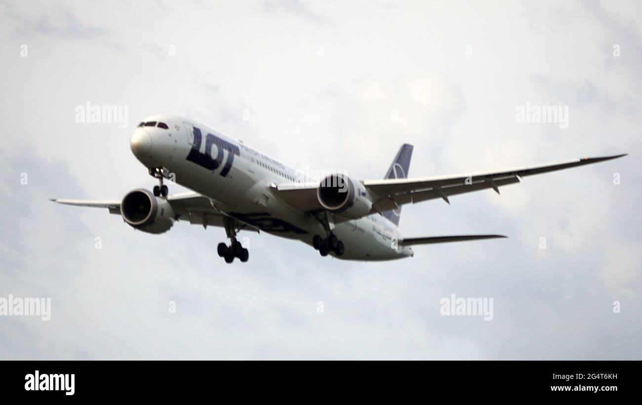 LOT Polish Airlines Boeing 787-9 Dreamliner se prépare à l'atterrissage à l'aéroport international O'Hare de Chicago. Banque D'Images