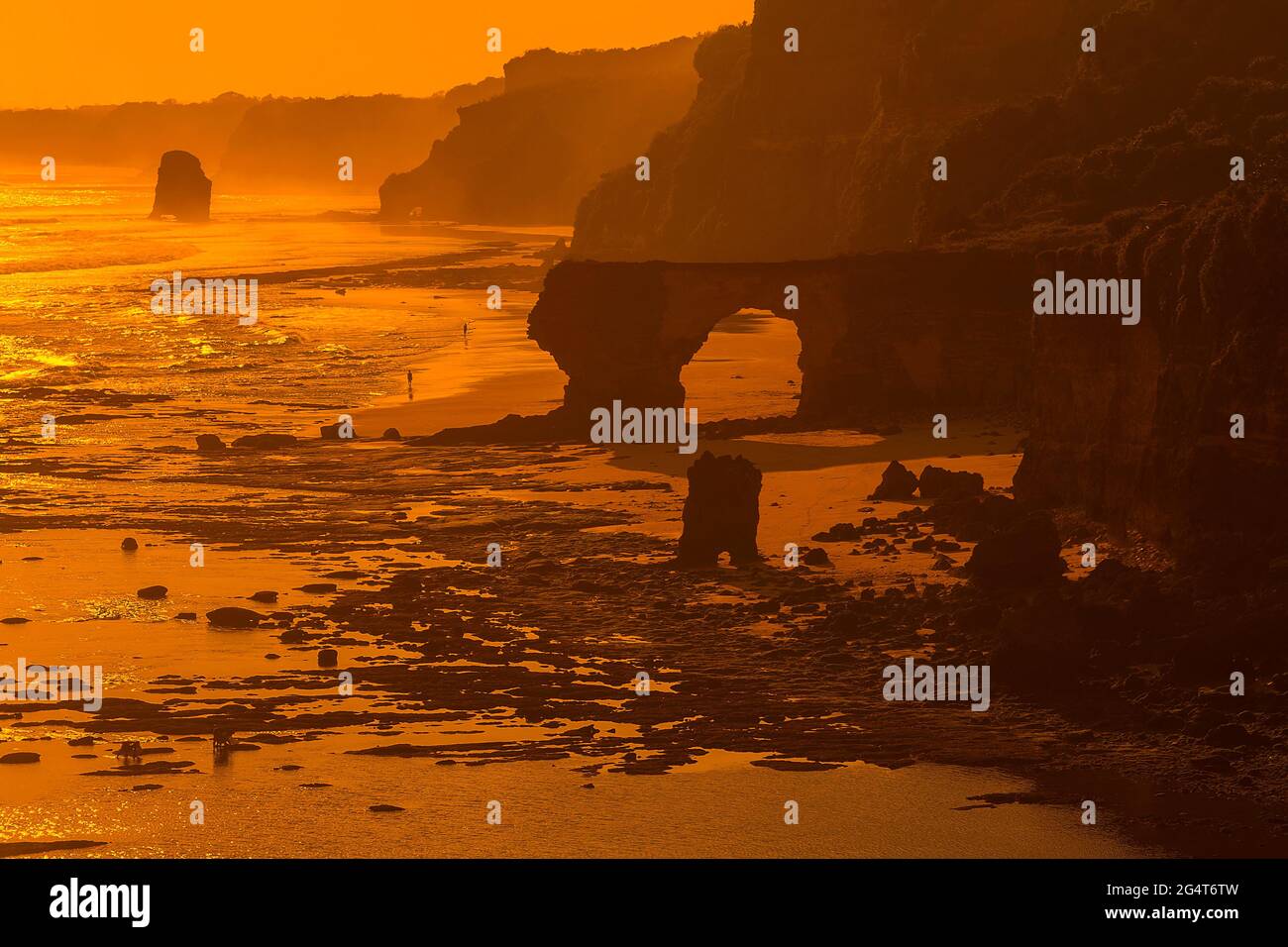 Touristes regardant le coucher du soleil et se détendre à Bwana Beach, Sumba, Indonésie Banque D'Images