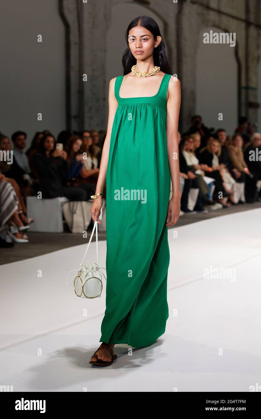 Varsha Kumar marche sur la piste pendant le spectacle d'Oroton pendant les collections du complexe Afterpay Australian Fashion week Resort 2022 à Carriageworks le 1er juin 2 Banque D'Images