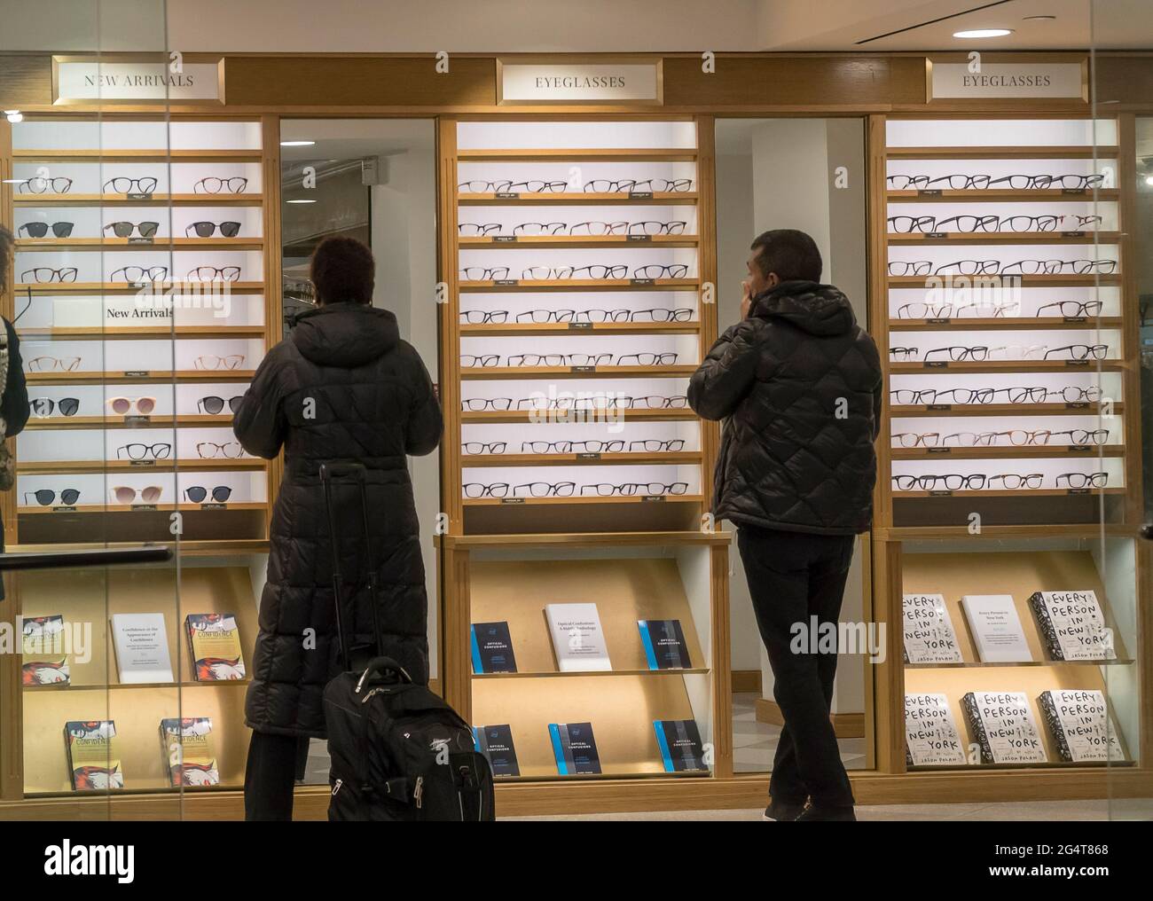 New York, États-Unis. 16 février 2018. Clients du magasin de lunettes Warby Parker à Grand Central terminal à New York le vendredi 16 février 2018. Warby Parker aurait déposé une offre publique initiale. (Photo de Richard B. Levine) crédit: SIPA USA/Alay Live News Banque D'Images