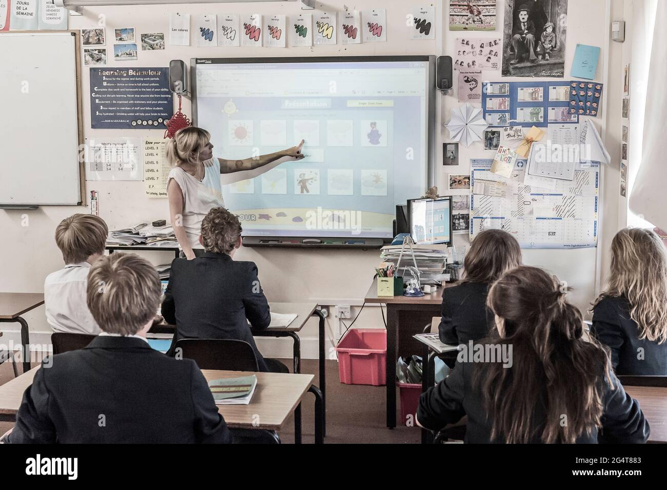 Enseignante de français avec une classe d'adolescents. Angleterre. ROYAUME-UNI Banque D'Images