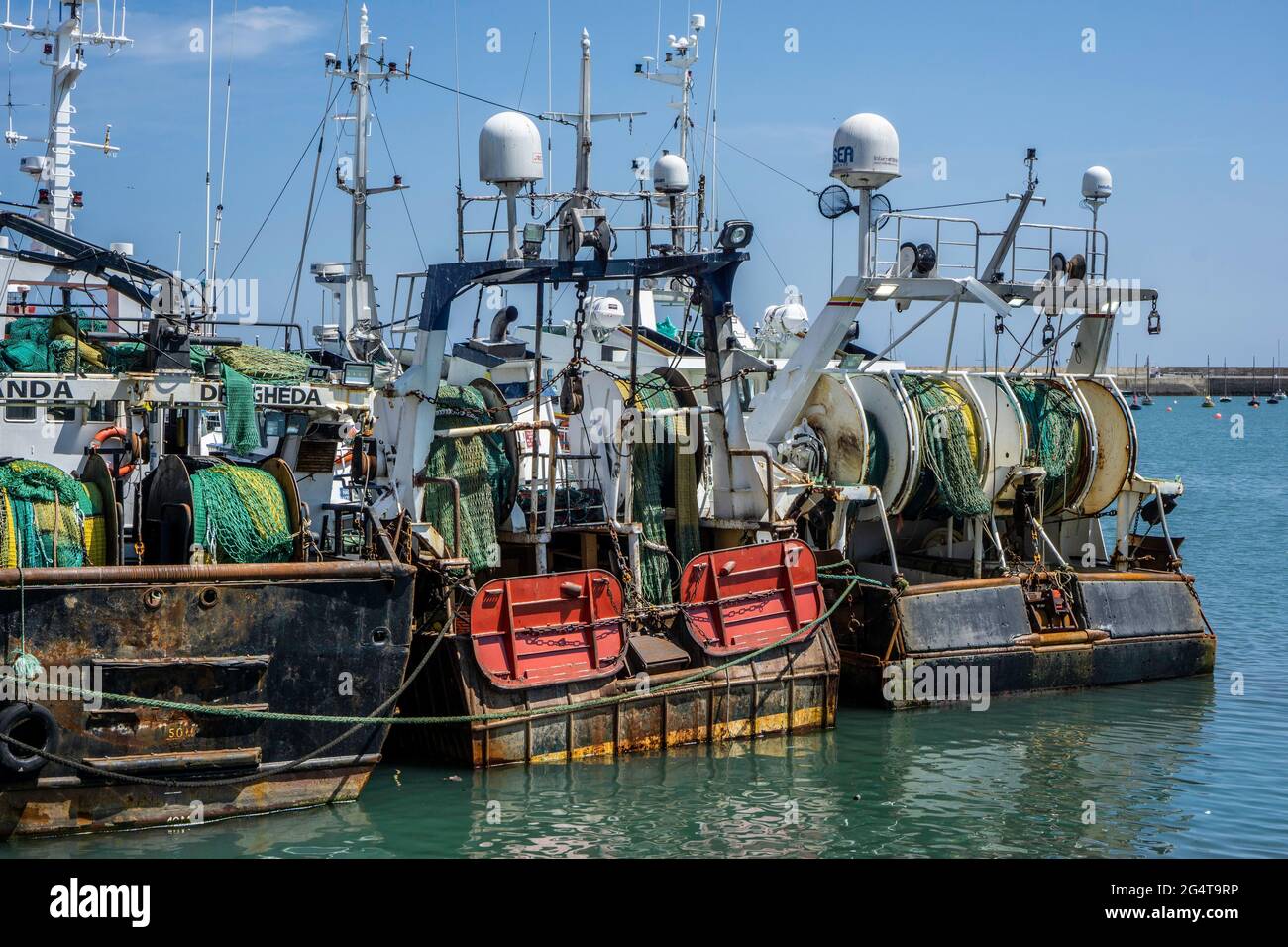 Des chalutiers ont amarré à Howth, dans le port de Dublin, en Irlande. Banque D'Images