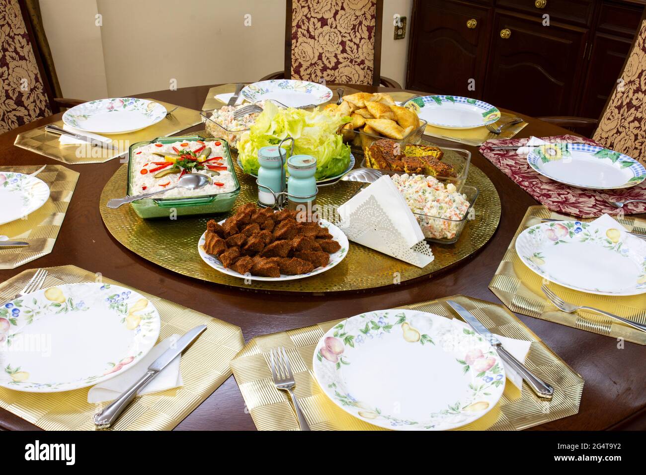 Salades, plats à l'huile d'olive et hors-d'œuvre. Table de cuisine traditionnelle turque d'été Banque D'Images