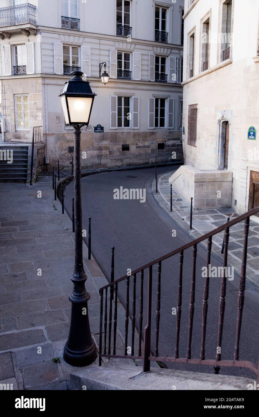 Tôt le matin, vue sur la rue des Urpéchés et la rue des Chantres - une petite rue courbée à travers l'Ile-de-la-Cité, Paris, France Banque D'Images