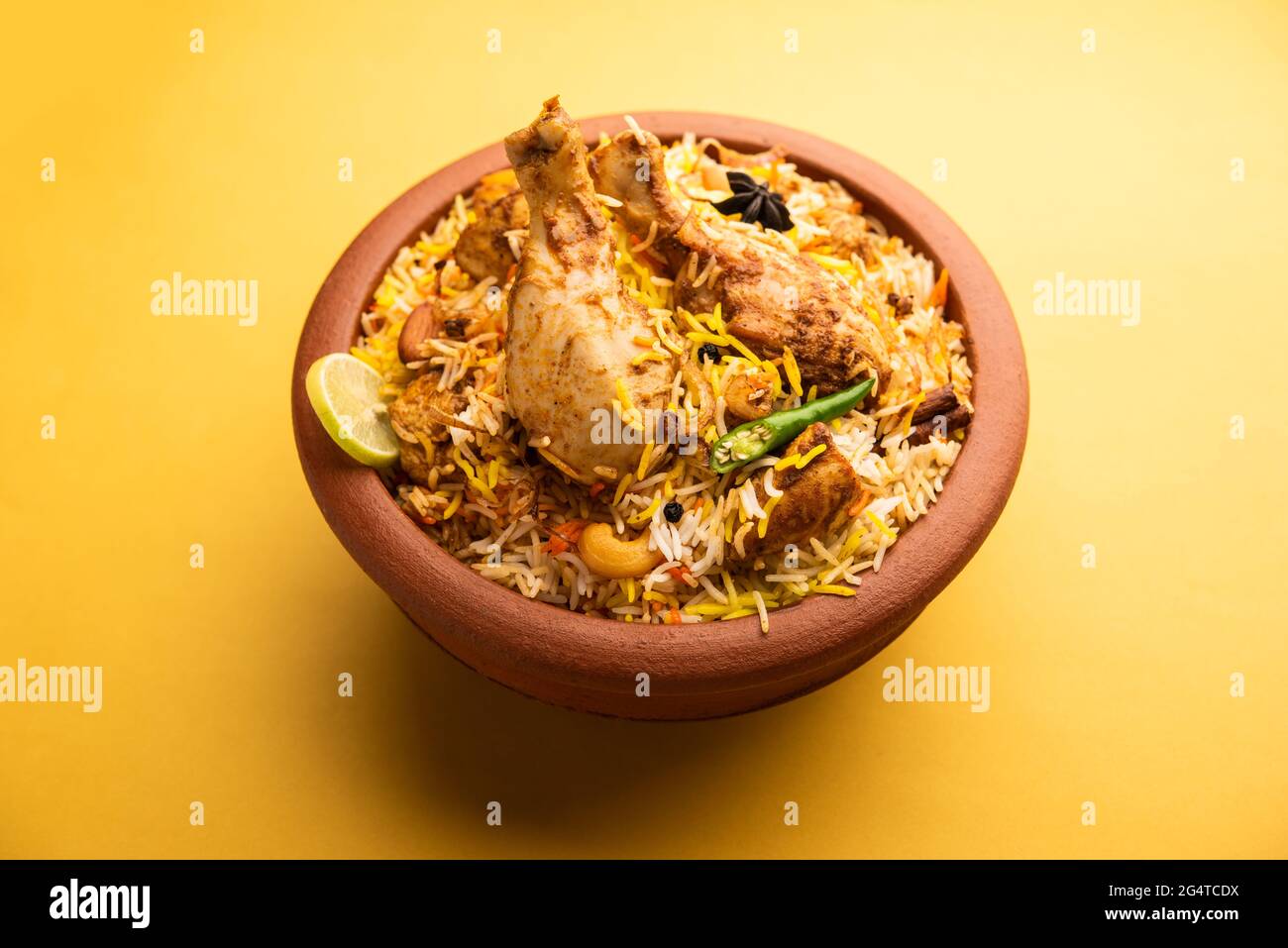 Le poulet Dum Handi Biryani est préparé dans un pot de terre ou d'argile appelé Haandi. Cuisine indienne non végétarienne populaire Banque D'Images