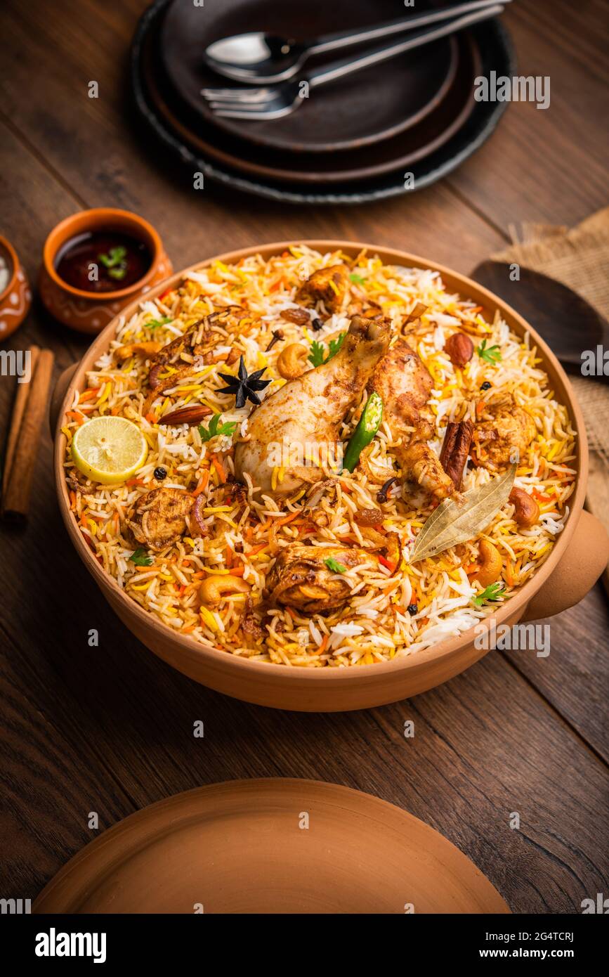 Le poulet Dum Handi Biryani est préparé dans un pot de terre ou d'argile appelé Haandi. Cuisine indienne non végétarienne populaire Banque D'Images