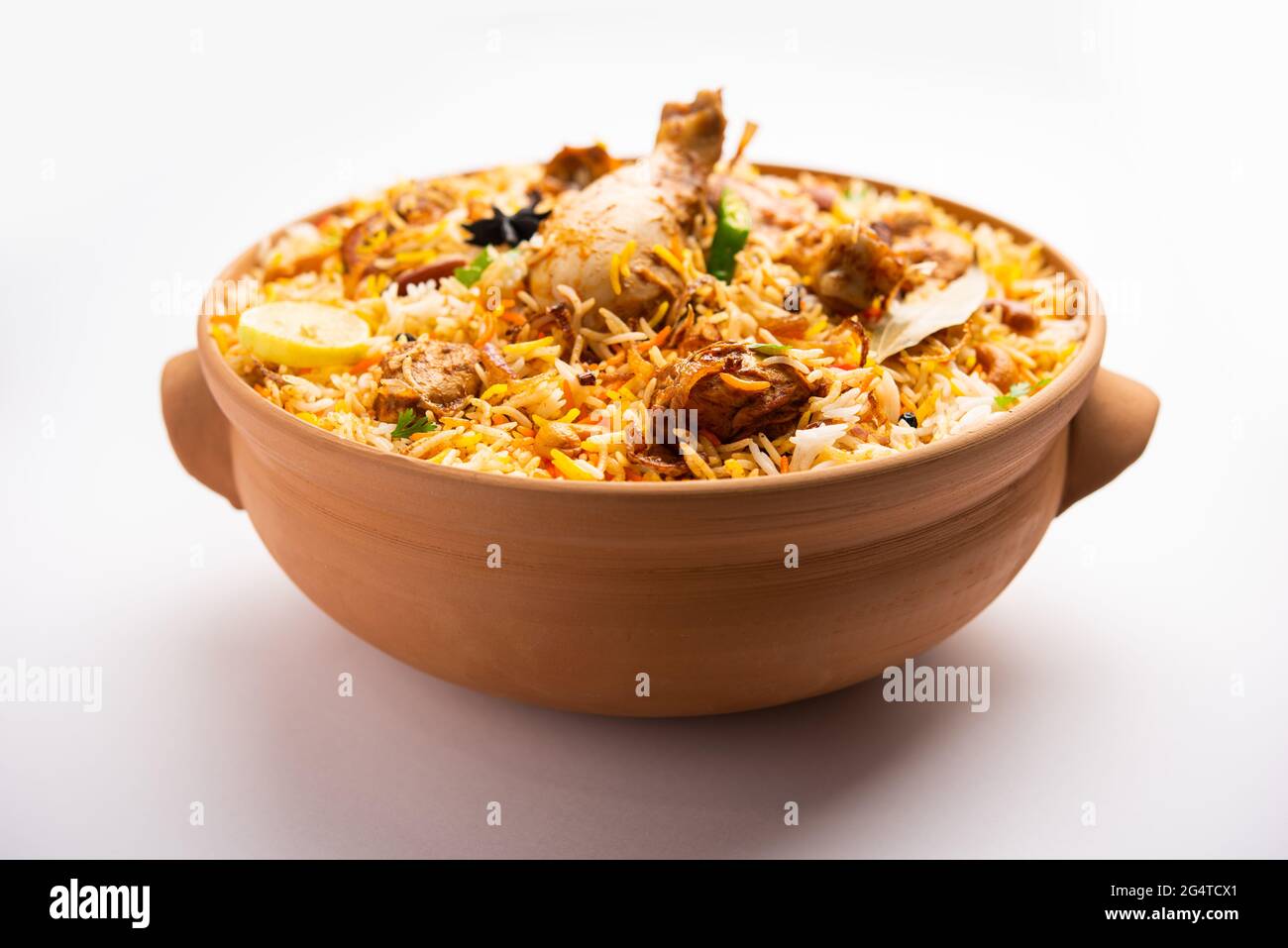 Le poulet Dum Handi Biryani est préparé dans un pot de terre ou d'argile appelé Haandi. Cuisine indienne non végétarienne populaire Banque D'Images