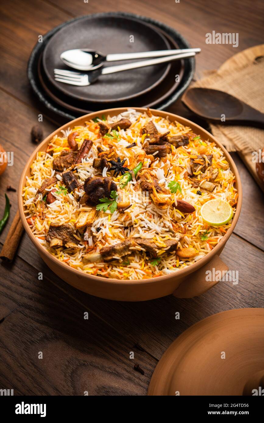 Dum Handi Mutton Biryani ou goht pilaf est préparé dans un pot de terre ou d'argile appelé Haandi ou 1 kilo taille. Cuisine indienne non végétarienne populaire Banque D'Images