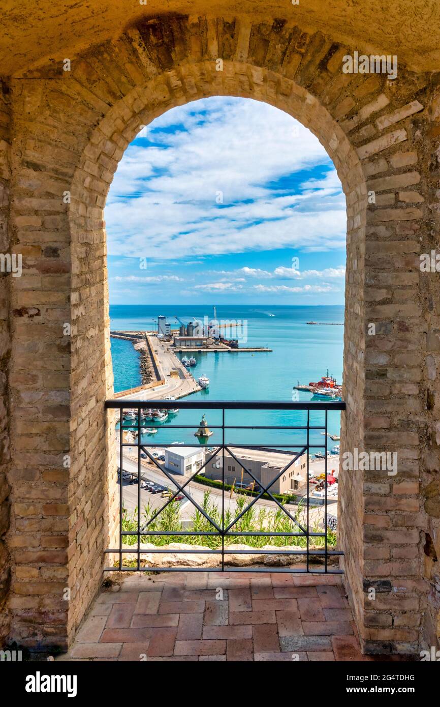 Vue sur le port depuis le Castello Aragonese, Ortona, Italie Banque D'Images