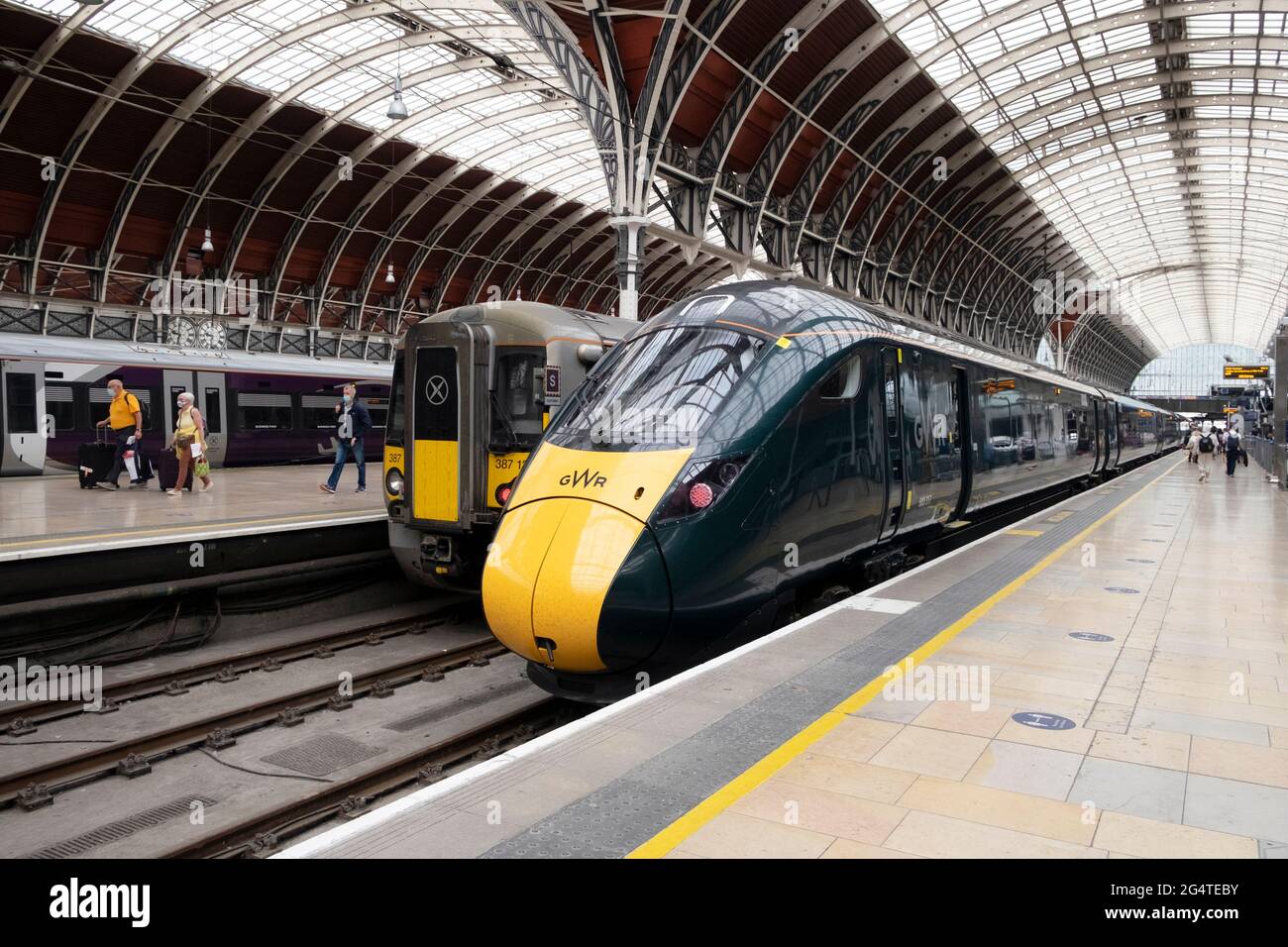 Great Western Railway Hitachi GWR classe 800 train à Paddington Gare et passagers attendant sur la plate-forme de Londres en Angleterre R.-U. KATHY DEWITT Banque D'Images