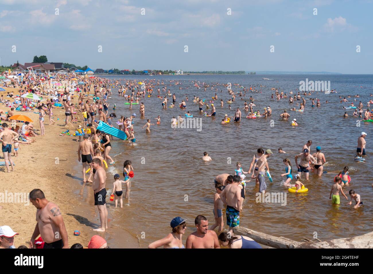 Plage bondée en raison de frontières fermées. Coronavirus et plages fermées. Russie, Tatarstan, 20 juin 2021. Banque D'Images