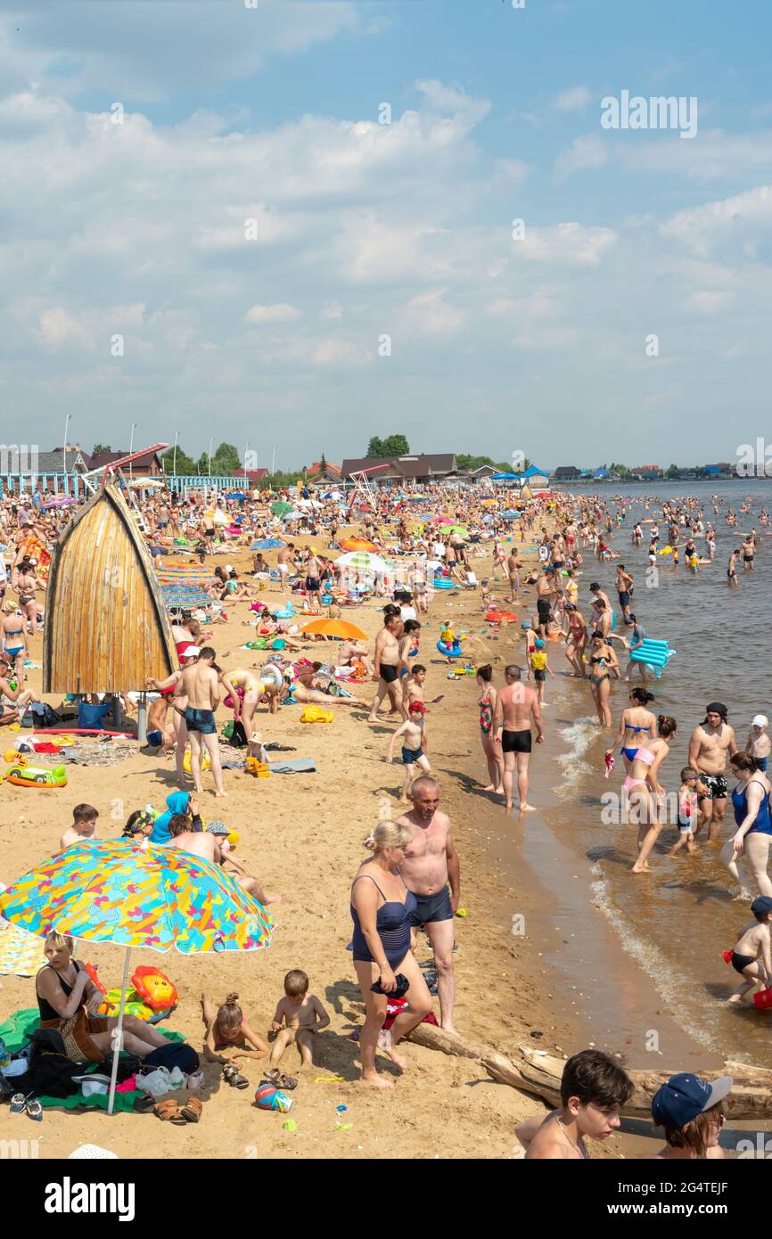 Plage bondée en raison de frontières fermées. Coronavirus et plages fermées. Les gens à la plage. Russie, Tatarstan, 20 juin 2021. Photo verticale Banque D'Images